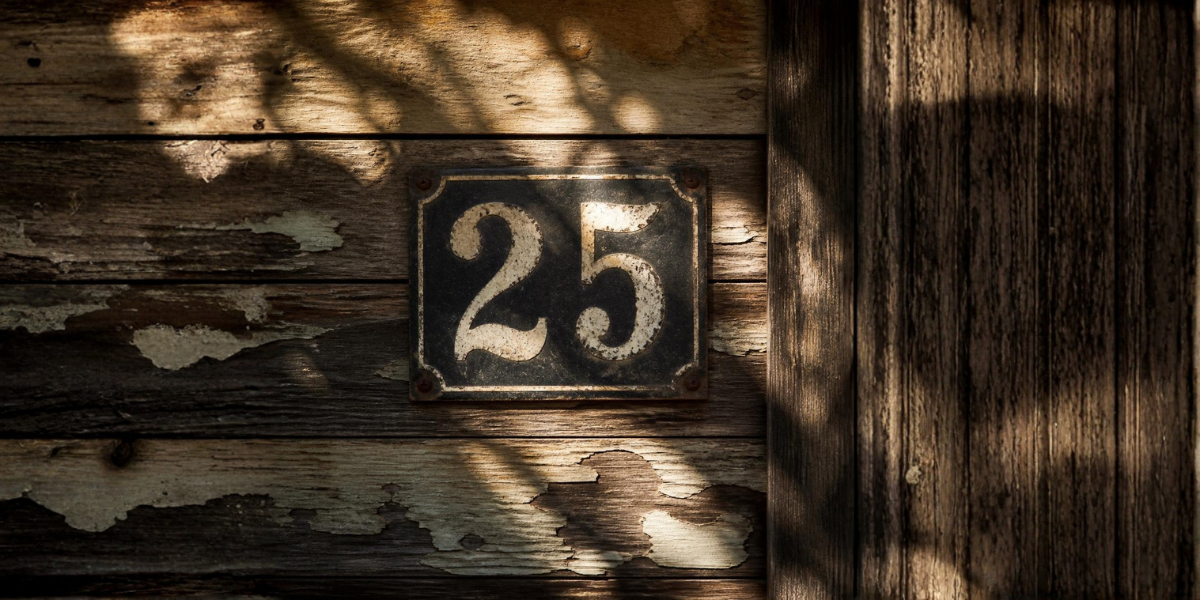 Número 25 y la vibración de cambio y sabiduría interior que te acompaña